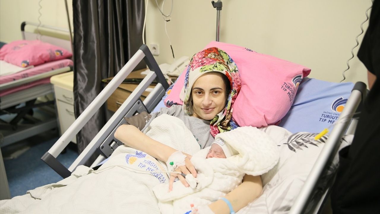 Hamileyken Karaciğer Nakli: İpek Demir Hem Sağlığına Hem Bebeğine Kavuştu