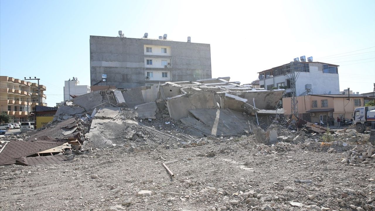 Hatay'da Ağır Hasarlı Bina Yıkım Sırasında İş Makinesine Çöktü