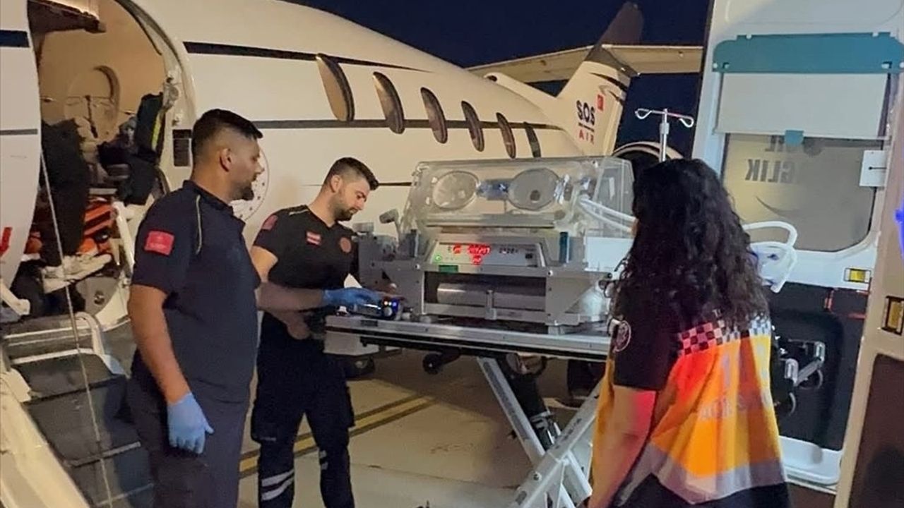 Hatay'da Ambulans Uçak, Kalp Hastası 10 Günlük Bebek İçin Havalandı