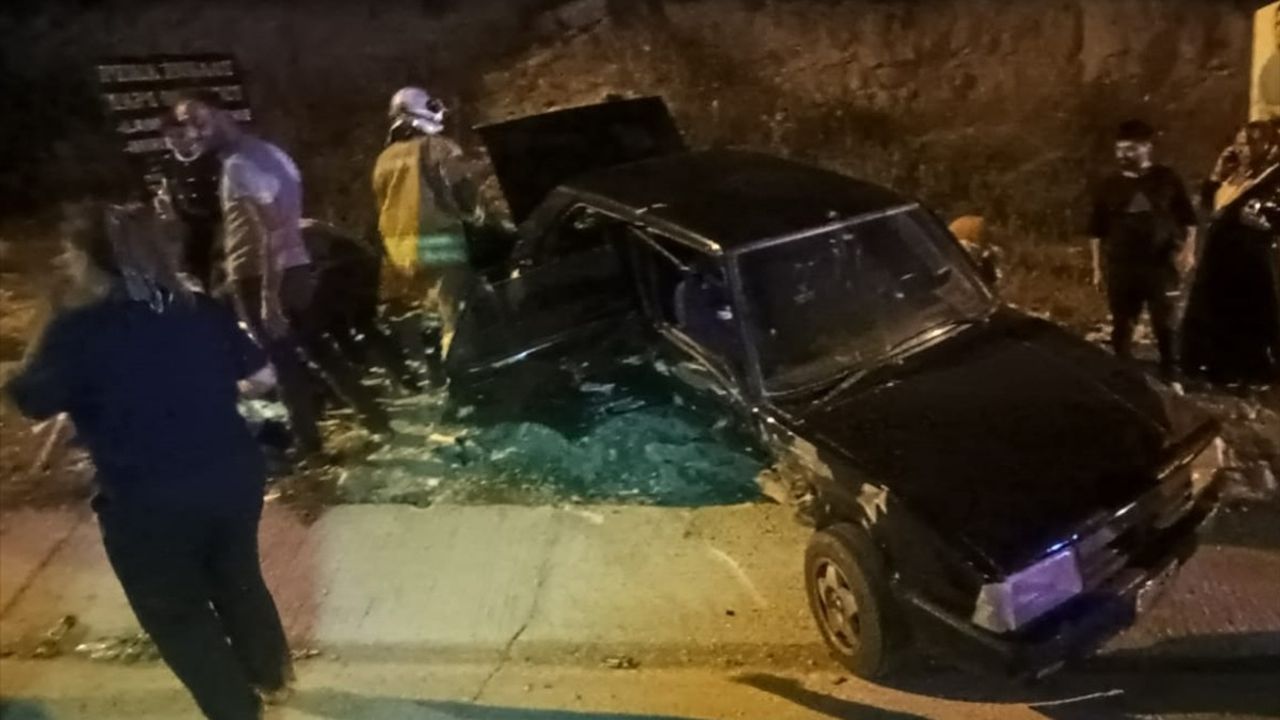 Hatay'da İki Otomobil Çarpıştı: 6 Yaralıdan 1'i Ağır