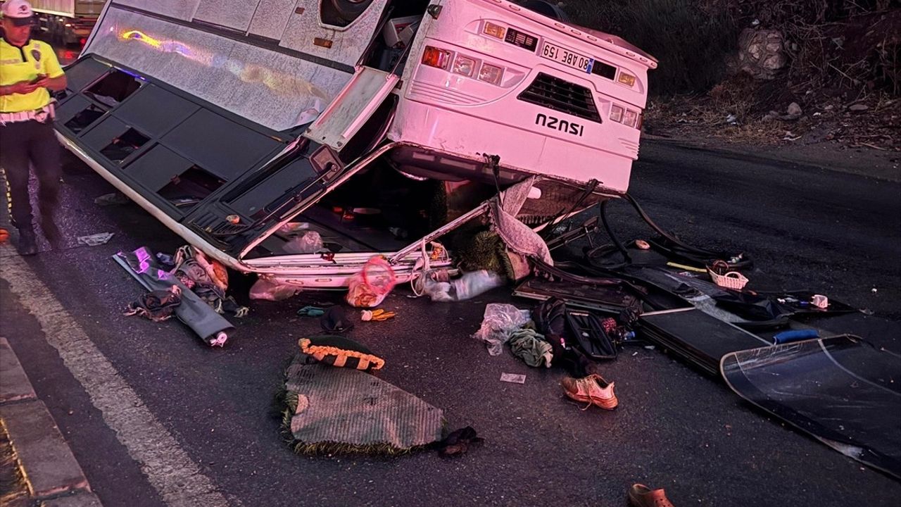 Hatay'da Midibüs Devrildi: 25 Tarım İşçisi Yaralandı