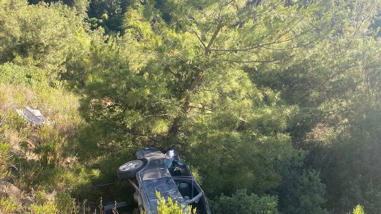Hatay'da Uçuruma Devrilen Aracın Sürücüsü Hayatını Kaybetti, İki Yaralı Var