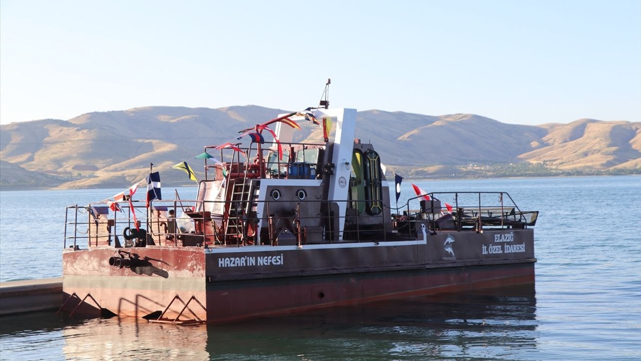 Hazar Gölü'nde Deniz Temizleme Aracı Hizmete Girdi