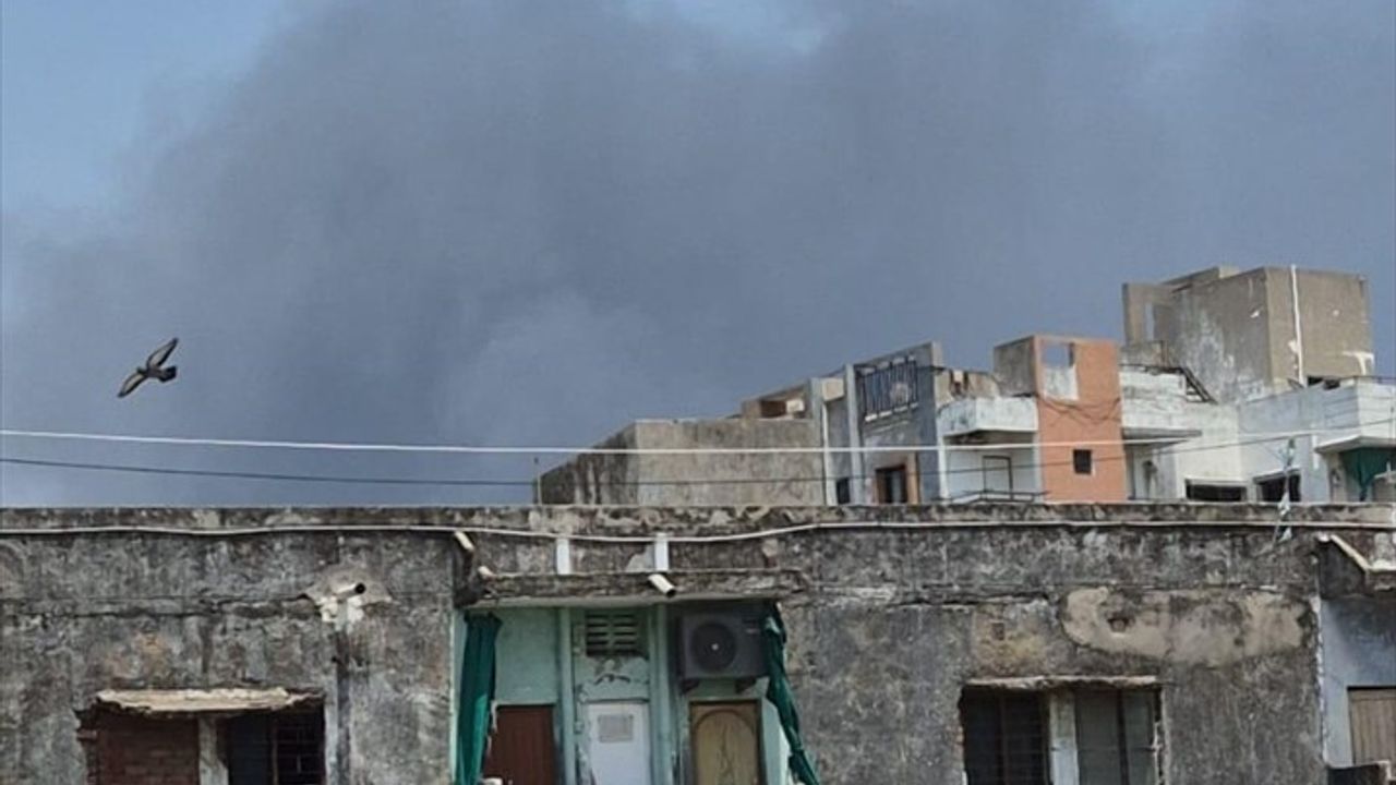 Hindistan'da Yolcu Uçağı Düşüşü: 242 Yolcu İle Alarm Durumu