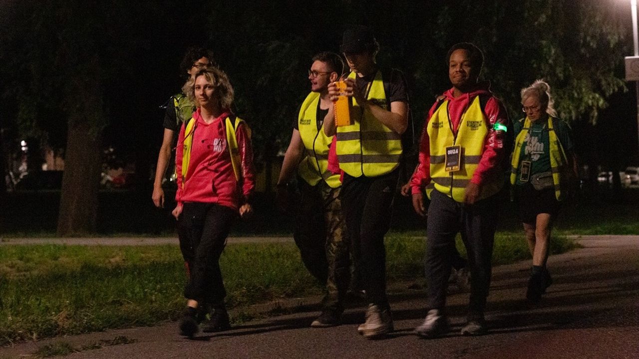 Hollanda'da 8 Bin Kişi Mülteciler İçin 40 Kilometre Yürüdü