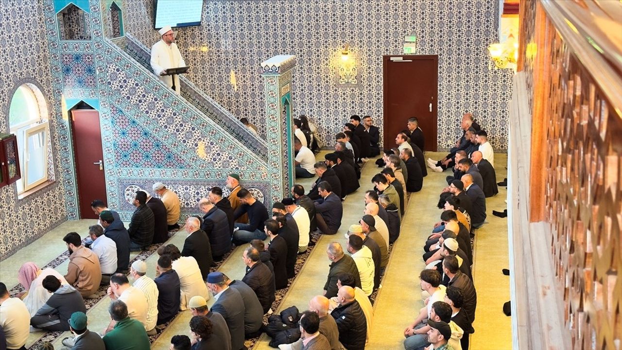 Hollanda'da Kurban Bayramı Coşkusu: Müslümanlar Camileri Doldurdu