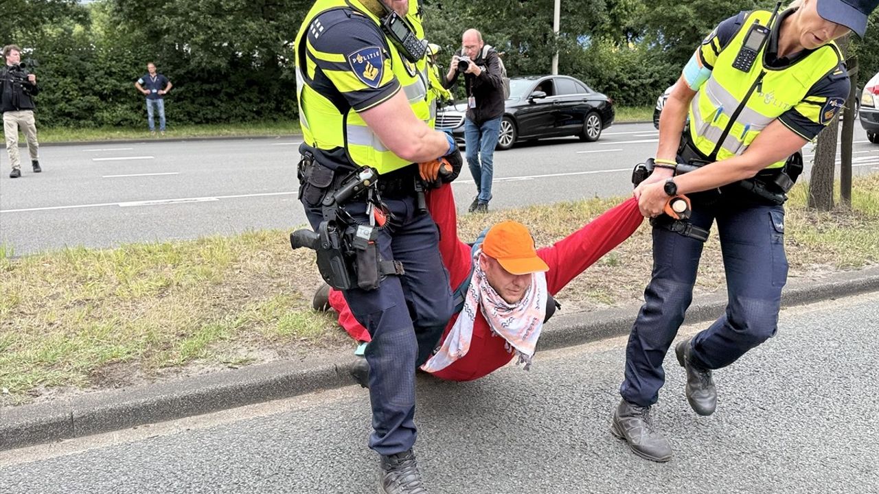 Hollanda&#039;da NATO Zirvesi Protestolarına Polis Müdahalesi