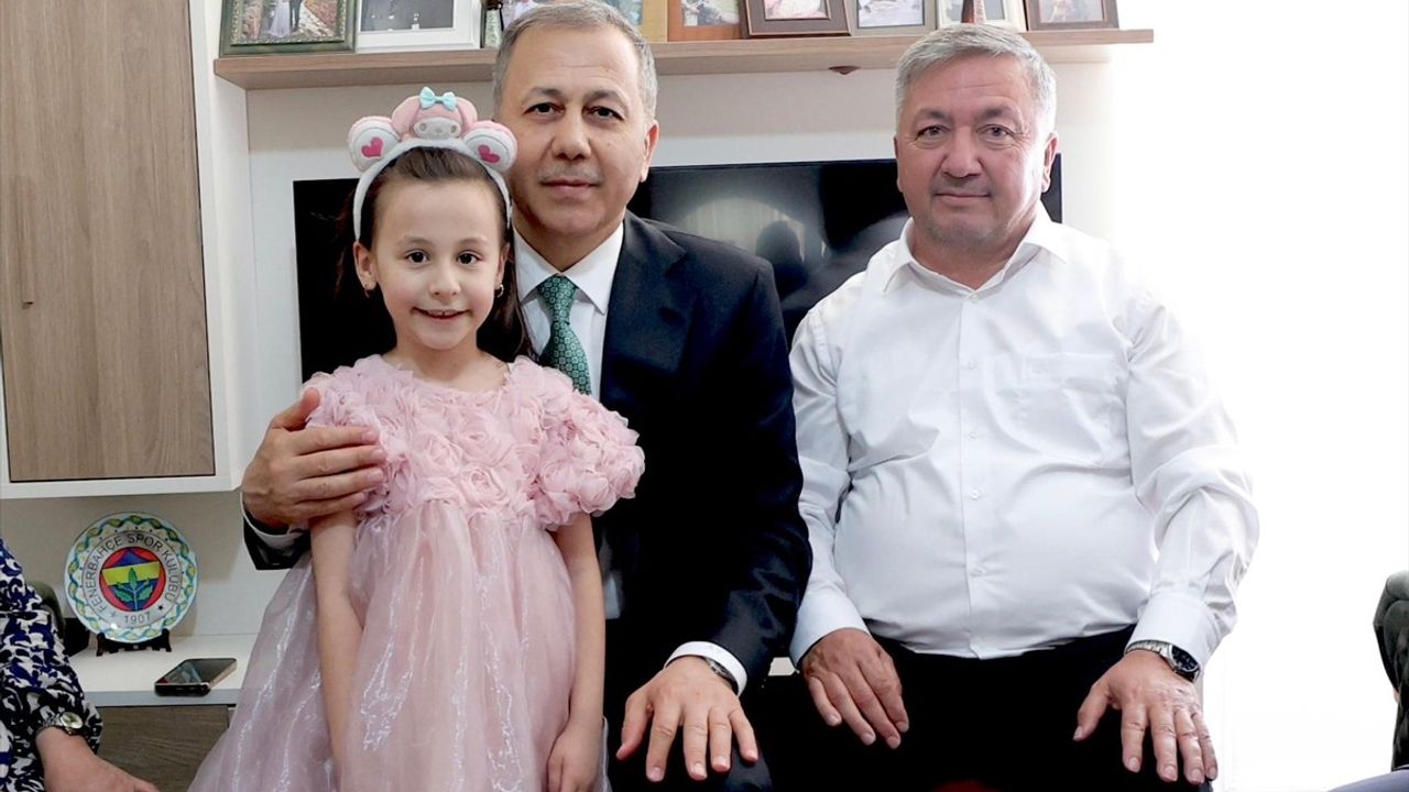 İçişleri Bakanı Ali Yerlikaya, Şehit Ailesini Ziyaret Etti