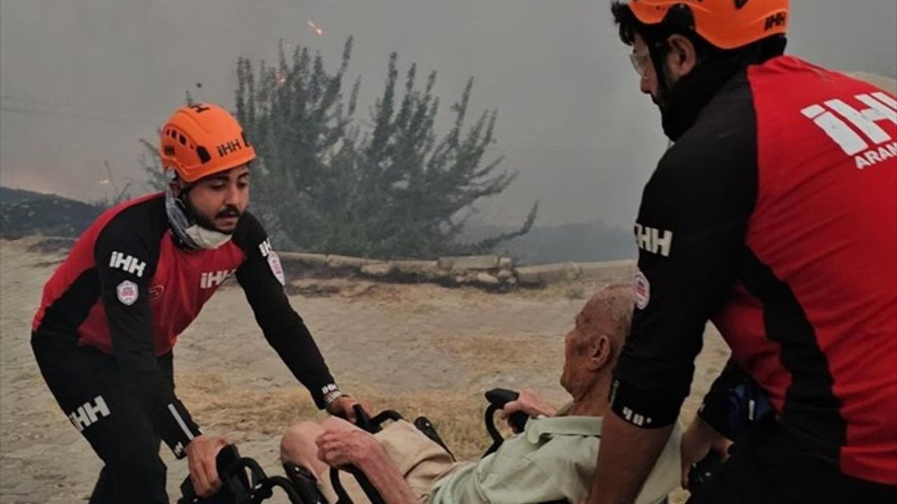 İHH İzmir Ekibi, Yanan Evden Engelli Vatandaşı Kurtardı