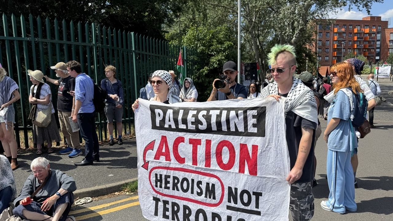 İngiltere'de Palestine Action Aktivistlerine Destek Eylemi: Filton 18 Davasında Protestolar Yükseliyor
