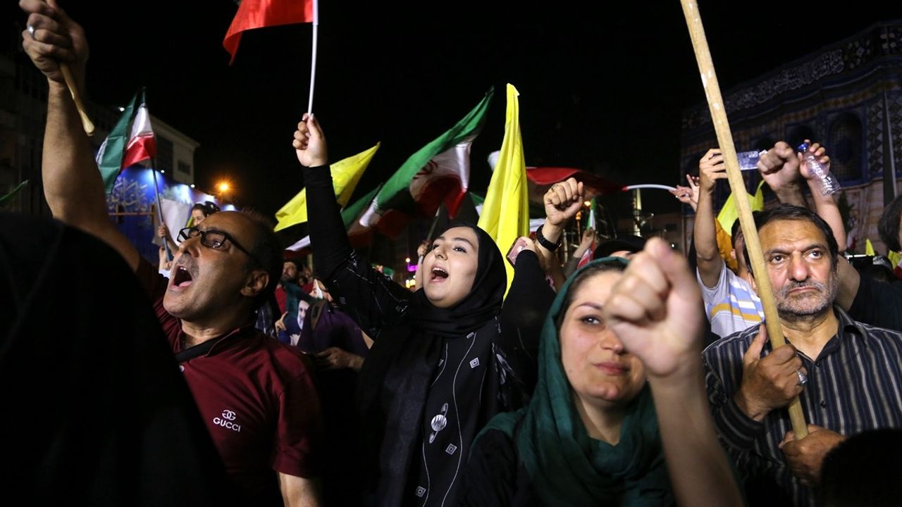 İran Halkı, İsrail'e Füze Saldırısından Sonra Meydanlarda Sevinç Gösterisi Düzenledi