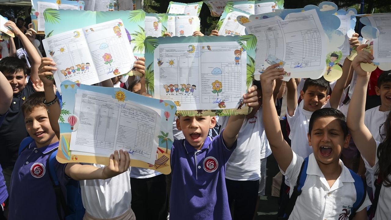 İstanbul'da 2.9 Milyon Öğrenci Karnelerini Aldı