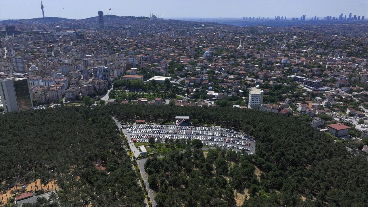 İstanbul'da Bayram Coşkusu: Sahil ve Parklar Dolu