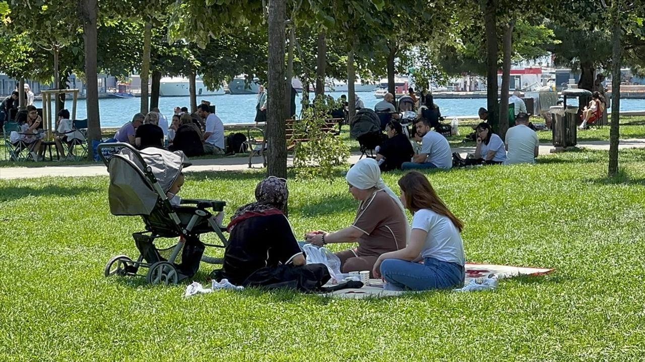İstanbul'da Bayram Coşkusu: Sahil ve Parklarda Yoğunluk