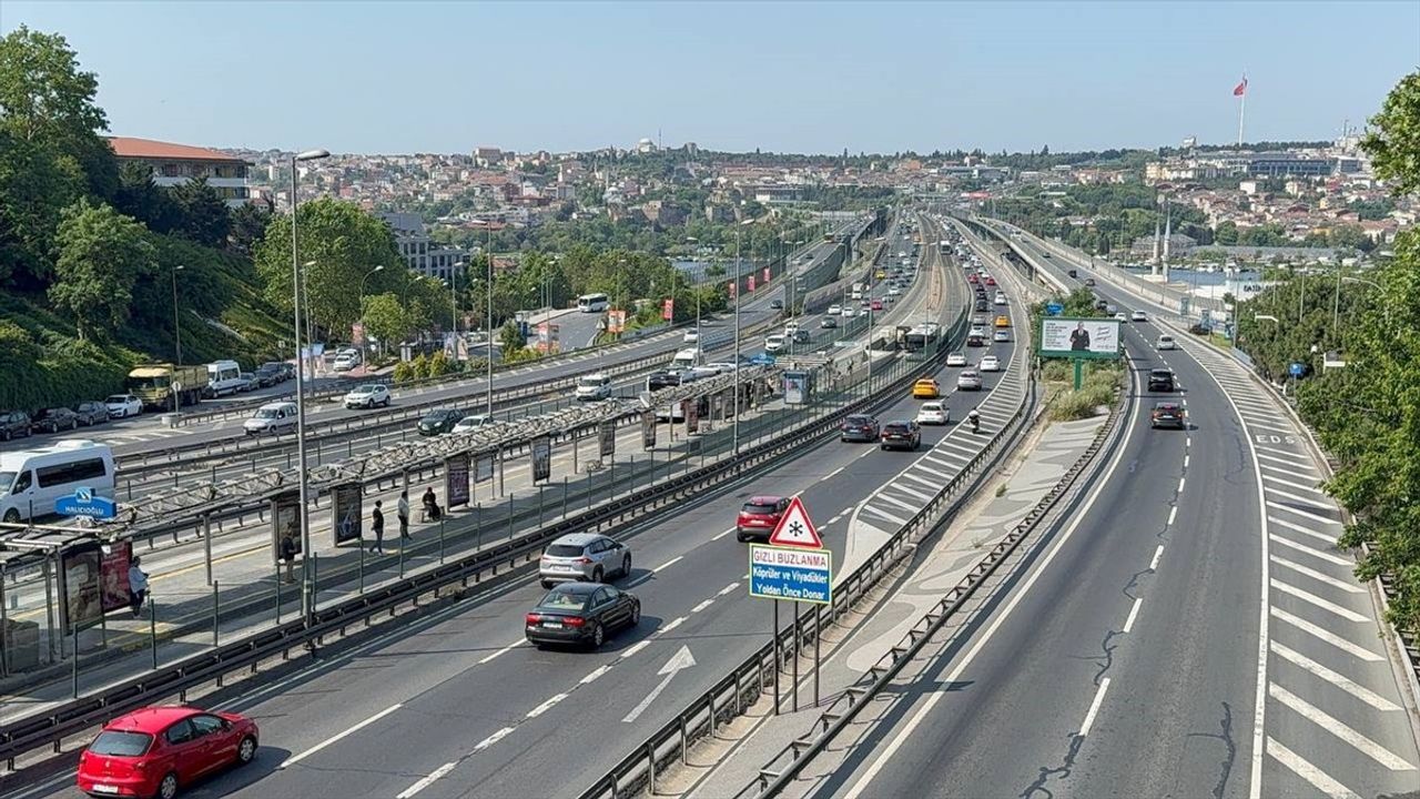 İstanbul'da Bayram Sabahı Yollar Boş Kaldı