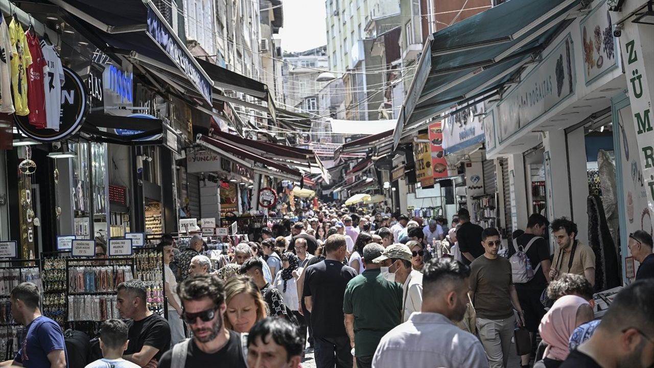 İstanbul'da Bayram Yoğunluğu: Tarihi Yarımada Ziyaretçi Akınına Uğradı