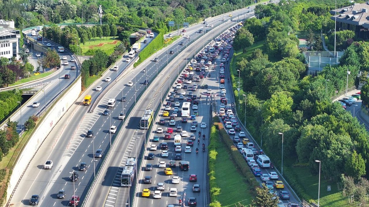 İstanbul'da Haftanın İlk Günü Trafik Yoğunluğu Zirve Yaptı