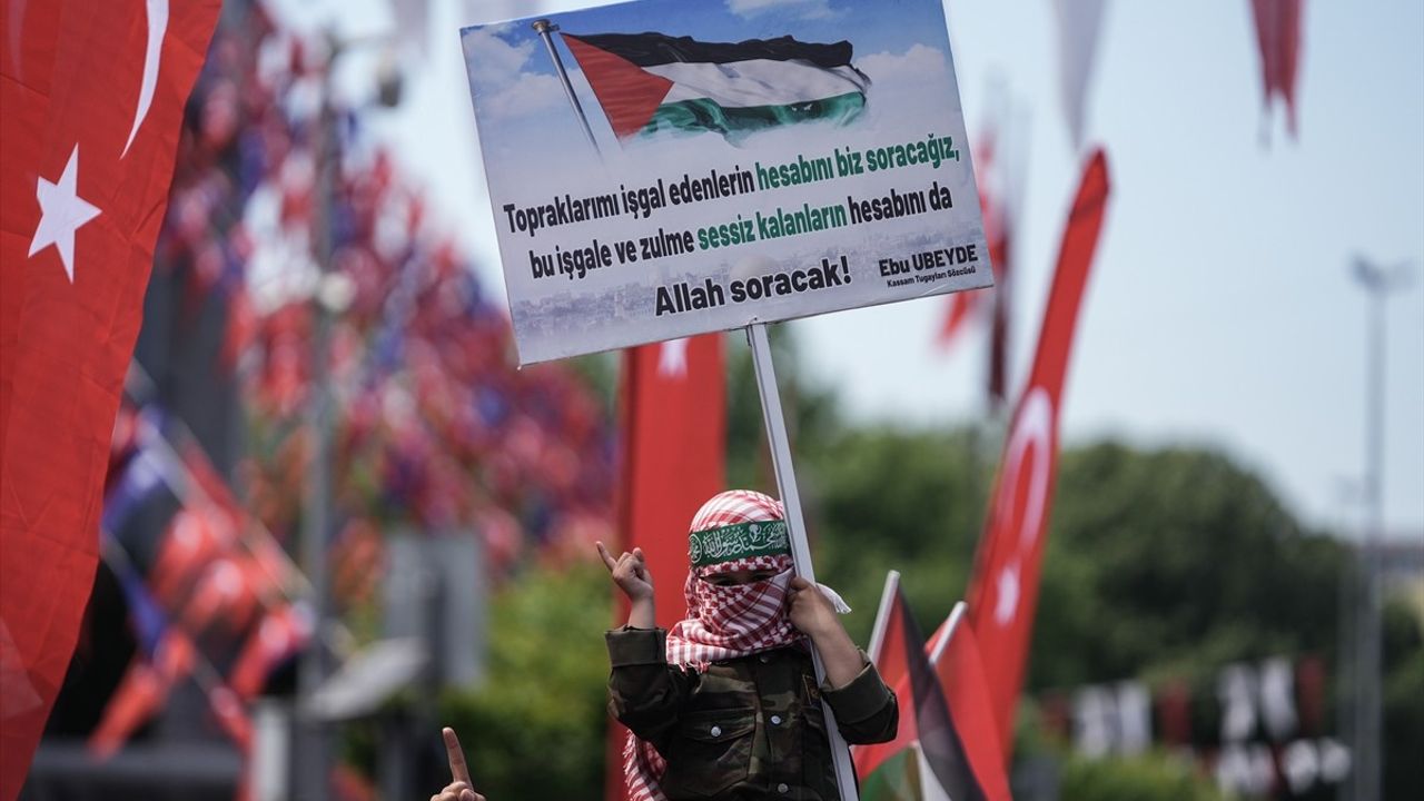 İstanbul'da 'Her Adım Gazze ve Kudüs İçin' Yürüyüşü Düzenlendi