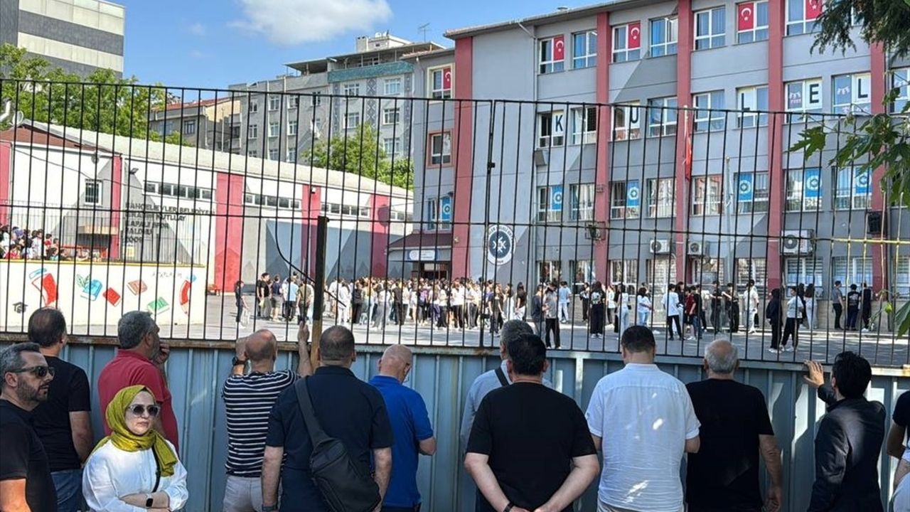 İstanbul'da LGS Sınav Heyecanı Başladı