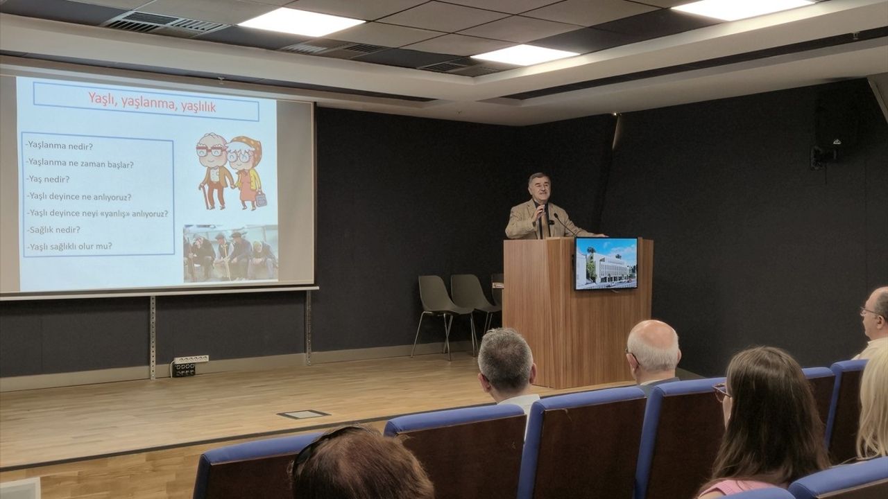 İstanbul'da 'Verimli ve Sağlıklı Yaşlılık' Konusu Ele Alındı