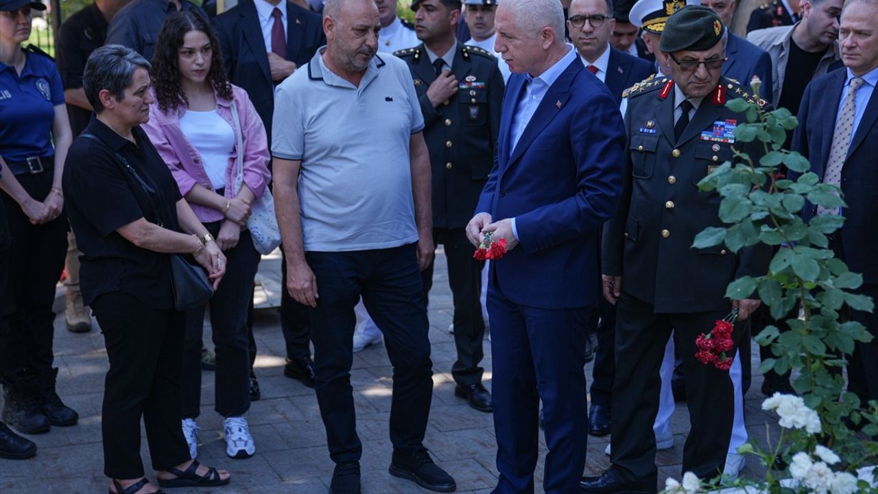 İstanbul Valisi Gül, Edirnekapı Şehitliği'nde Anma ve Dua Töreni Gerçekleştirdi