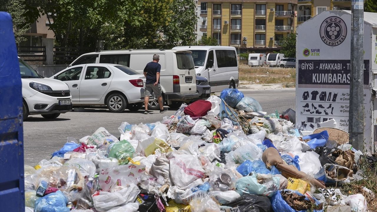 İzmir Buca'da Düzensiz Maaş Eylemi Sebebiyle Çöp Yığınları Ortaya Çıktı