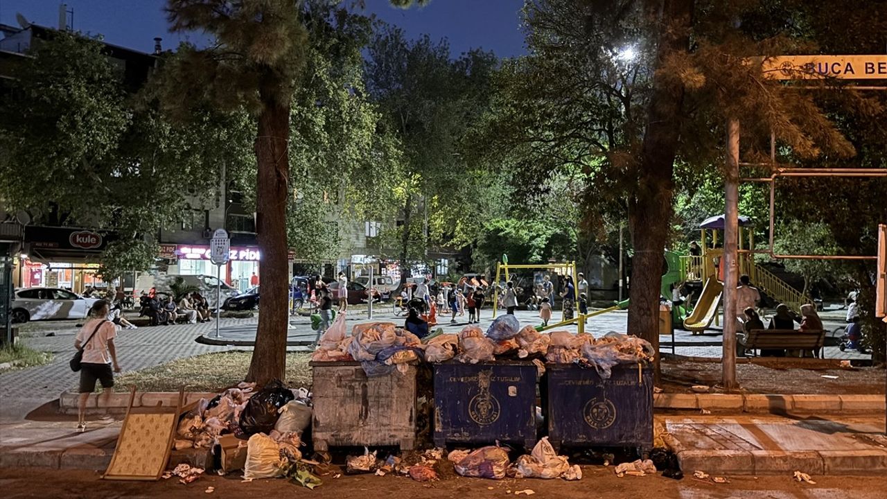 İzmir Buca'da Grev Nedeniyle Çöp Yığınları ve Kötü Koku Tepki Çekti