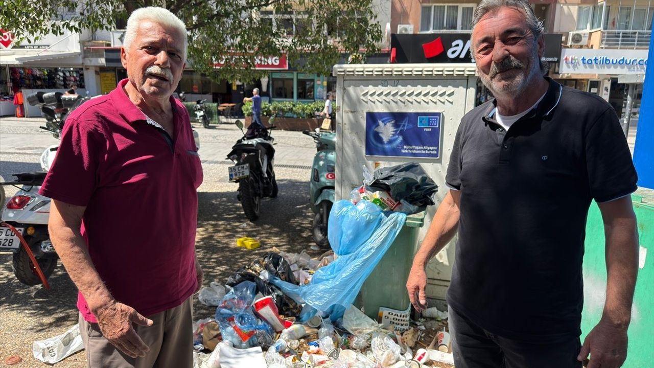 İzmir Buca'daki Grev, Çöp Yığınlarını ve Tepkileri Arttırıyor