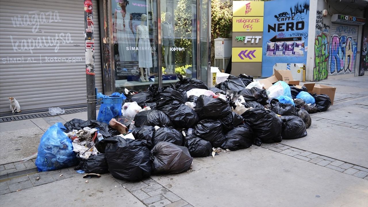 İzmir'de 23 Bin İşçinin Grevi 4. Günde: Sokaklar Çöp İçinde Kaldı