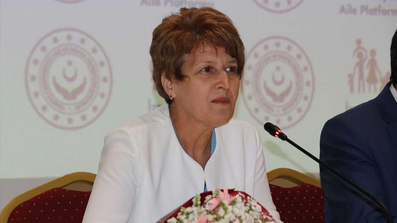 İzmir'de Ailenin Önemi Paneli: Değerlerimiz ve Geleceğimiz Vurgulandı