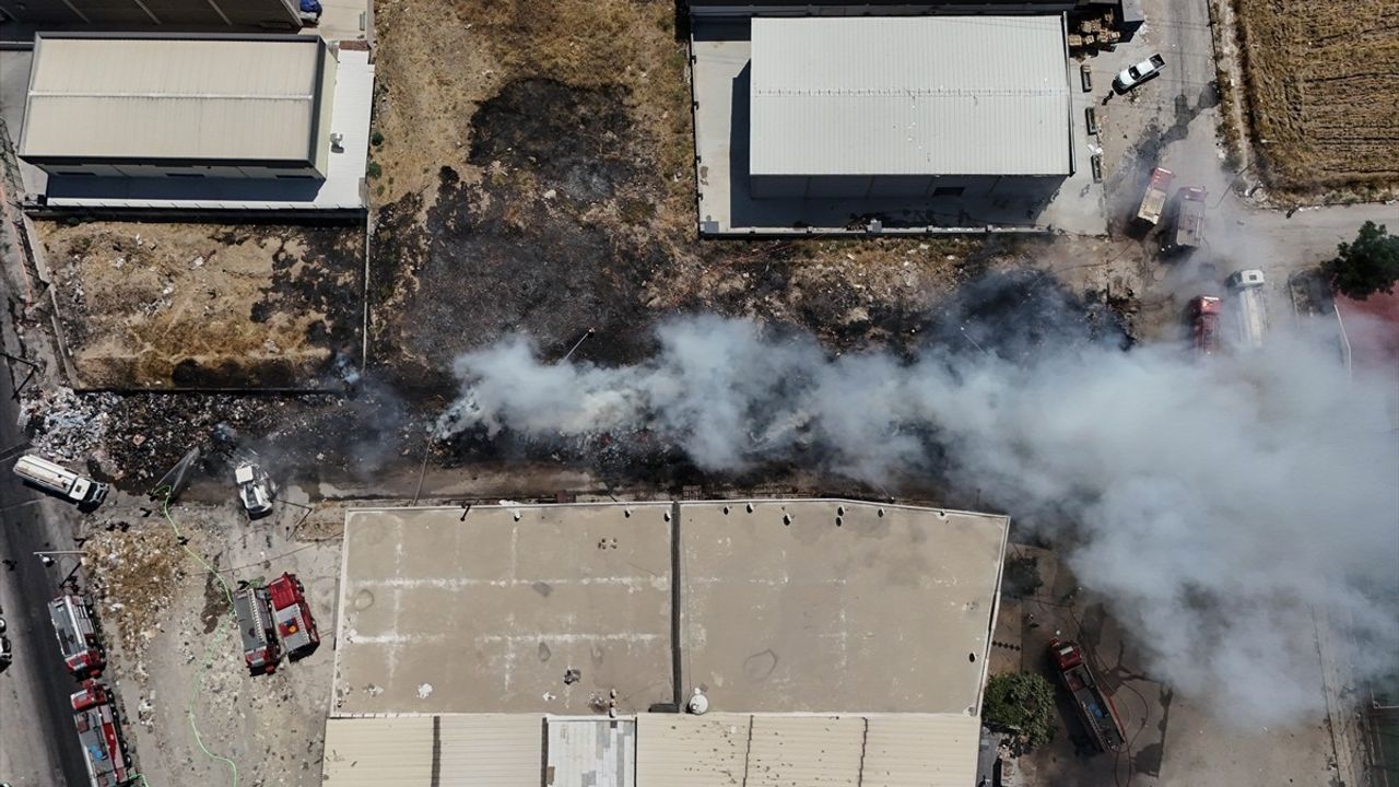 İzmir'de Atık Yığınında Yangın Kontrol Altına Alındı