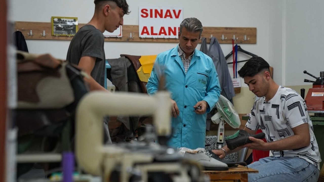 İzmir'de Ayakkabı Sektörüne Nitelikli İş Gücü Yetiştiren Mesleki Eğitim Merkezi Açıldı