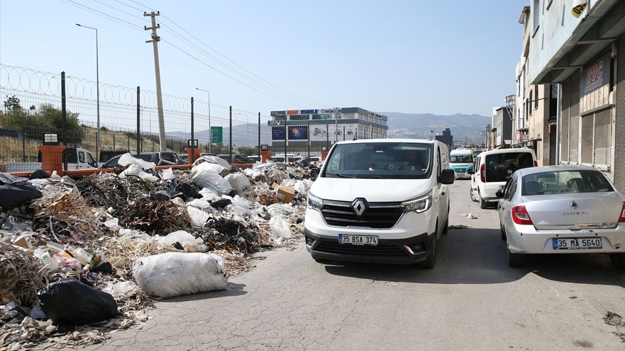 İzmir'de Ayakkabıcılar Sitesi'nde Atık Yığınları Sorunu Büyüyor
