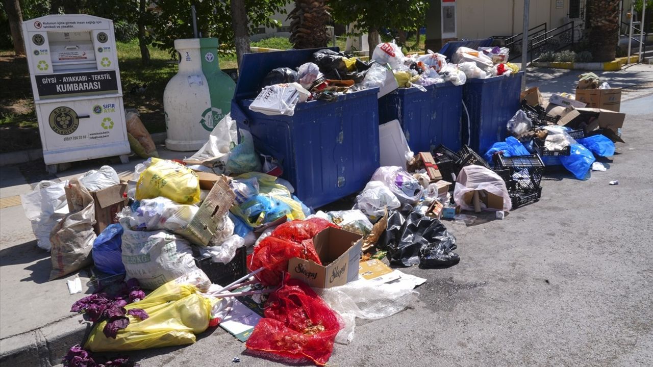 İzmir'de Belediye İşçileri Maaşlarını Alamadıkları için Grevde