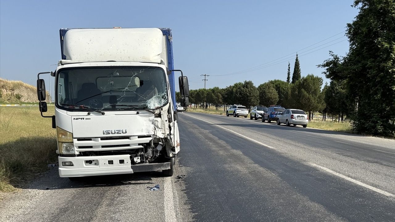 İzmir'de Kamyonet İle Motosikletler Çarpıştı: 1 Ölü, 1 Yaralı