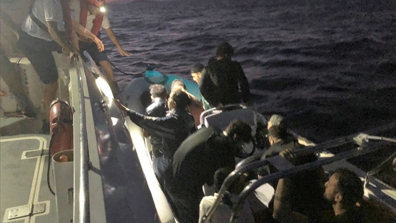 İzmir'de Lastik Bottan 30 Düzensiz Göçmen Kurtarıldı