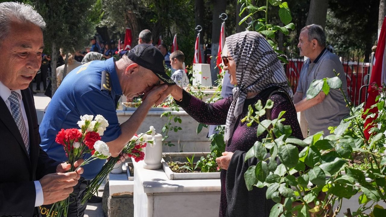 İzmir'de Şehit Aileleri Duygusal Bir Bayram Ziyareti Gerçekleştirdi