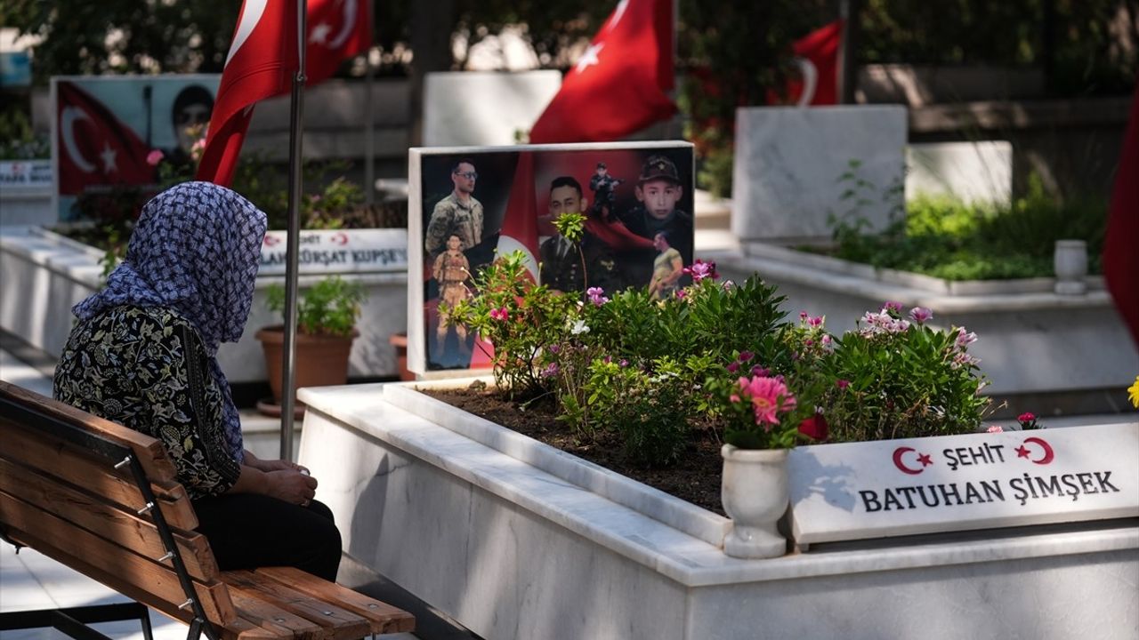 İzmir'de Şehit Yakınları Kurban Bayramı'nda Şehitliği Ziyaret Etti