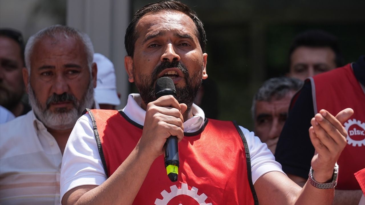 İzmir'de Sendika Grevi: İşçiler Adalet ve Eşitlik İçin Mücadele Ediyor
