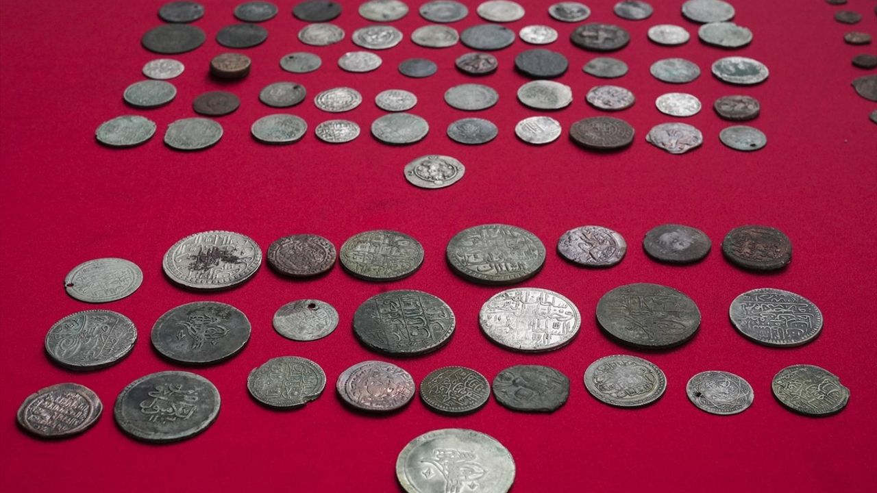 İzmir'de Tarihi Eser Kaçakçılığı Operasyonu: 2305 Sikke Ele Geçirildi