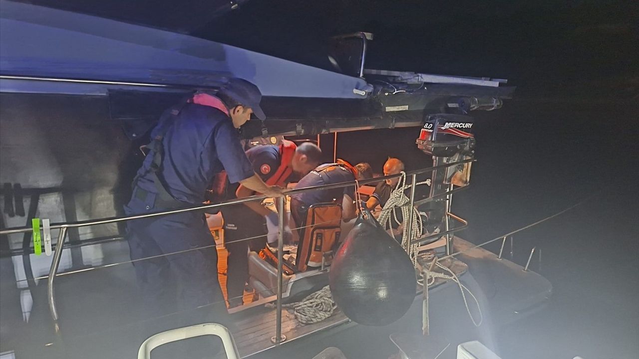 İzmir'de Teknedeki Rahatsızlanan Kişiye Tıbbi Tahliye
