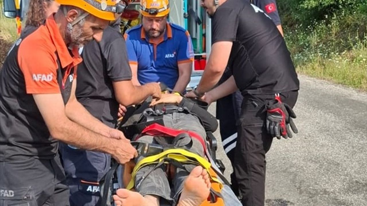 İzmir'de Yamaç Paraşütü Kazası: 75 Yaşındaki Pilot Yaralandı