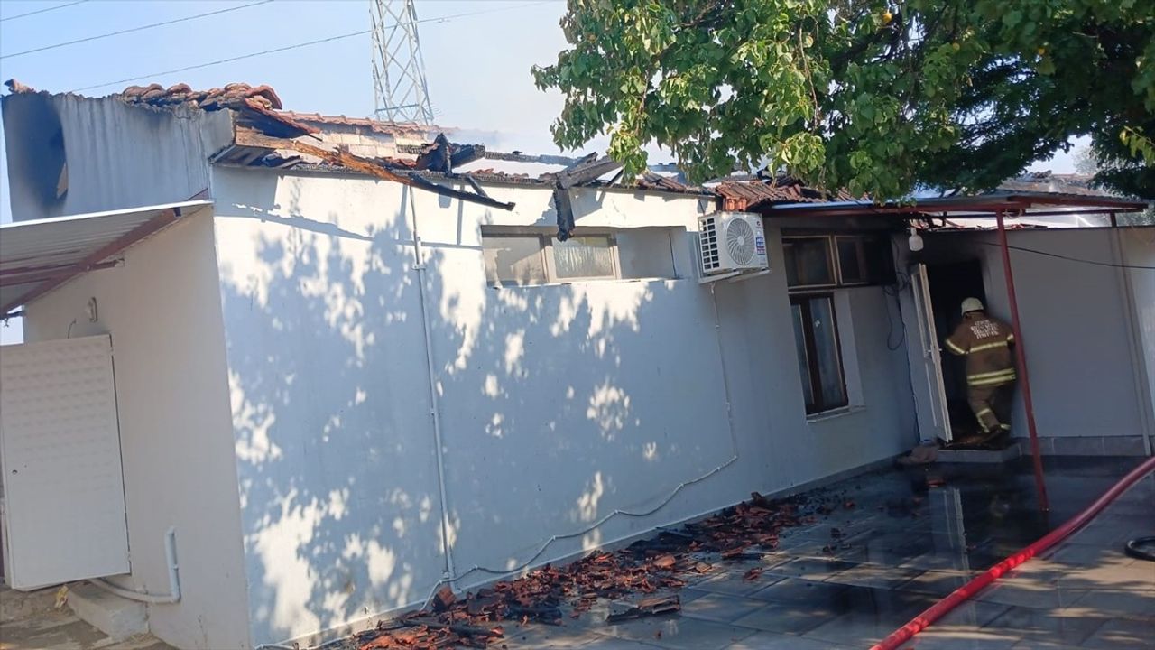 İzmir'de Yangın: Suriye Uyruklu Bebek Hastaneye Kaldırıldı