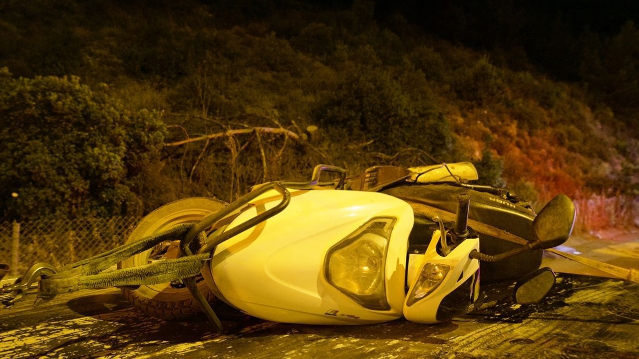 İzmir'deki Trafik Kazasında Baba Hayatını Kaybetti, Oğlu Yaralandı