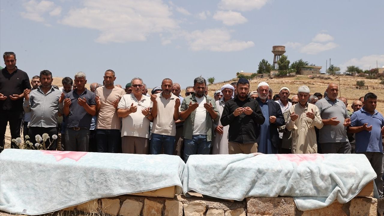 İzmir'deki Trafik Kazasında Hayatını Kaybeden 3 Kardeş Mardin'de Defnedildi