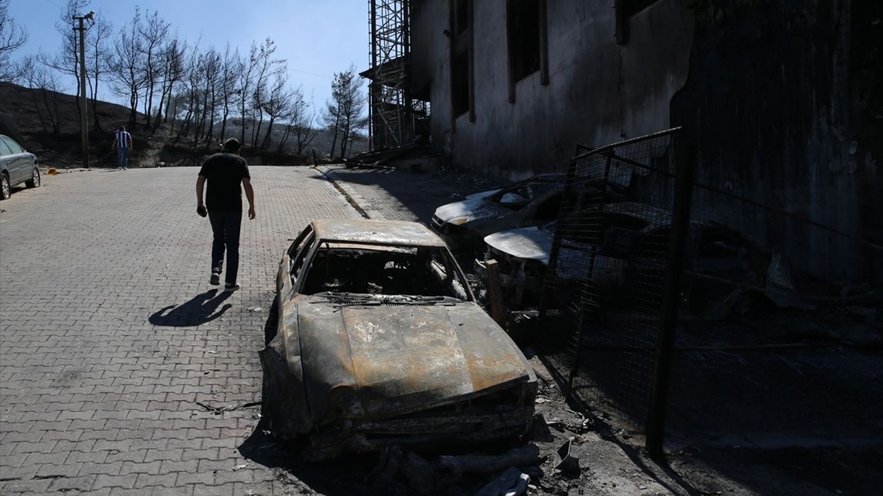 İzmir'deki Yangın Galericiler Sitesinde Büyüken Hasar Ortaya Çıktı