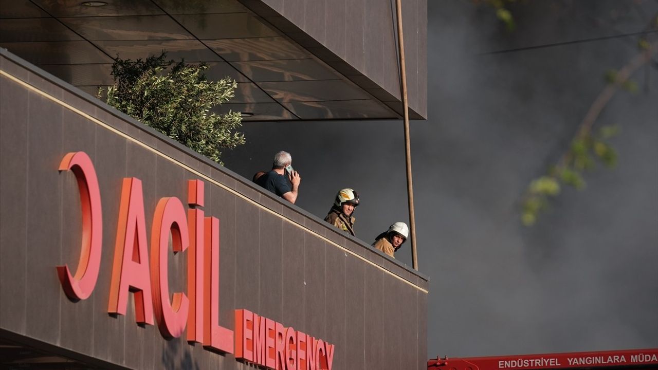 İzmir'deki Yangına Müdahale Devam Ediyor!