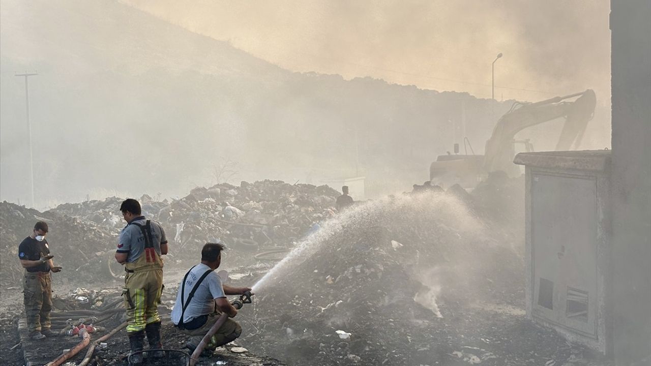 İzmir Karşıyaka'daki Geri Dönüşüm Tesisinde Yangın Kontrol Altına Alındı
