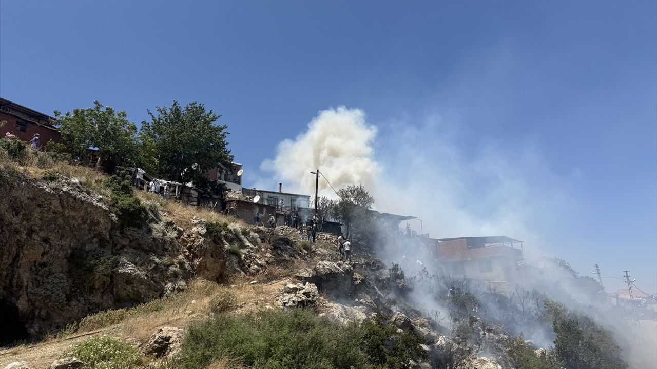 İzmir Kemalpaşa'da Ağaçlık Alanda Yangın: Bir Ev Küle Döndü