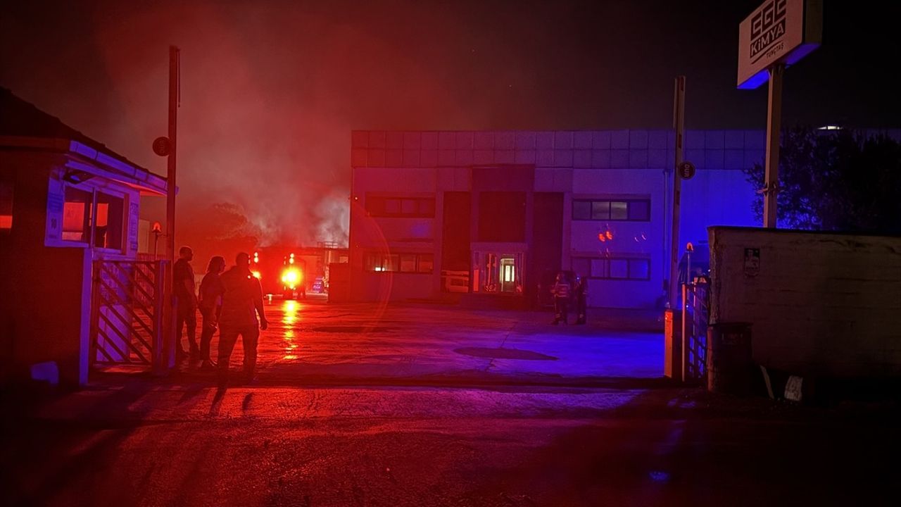 İzmir Kemalpaşa'da Cam Fabrikasında Yangın Kontrol Altına Alındı